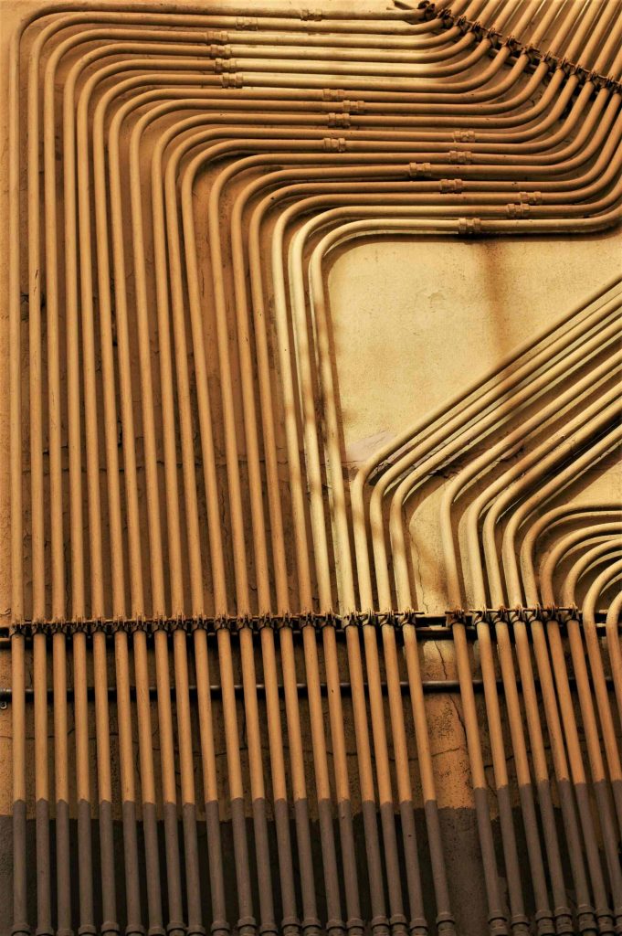 Disposición geométrica de tuberías industriales que transportan arte abstracto en San Francisco.